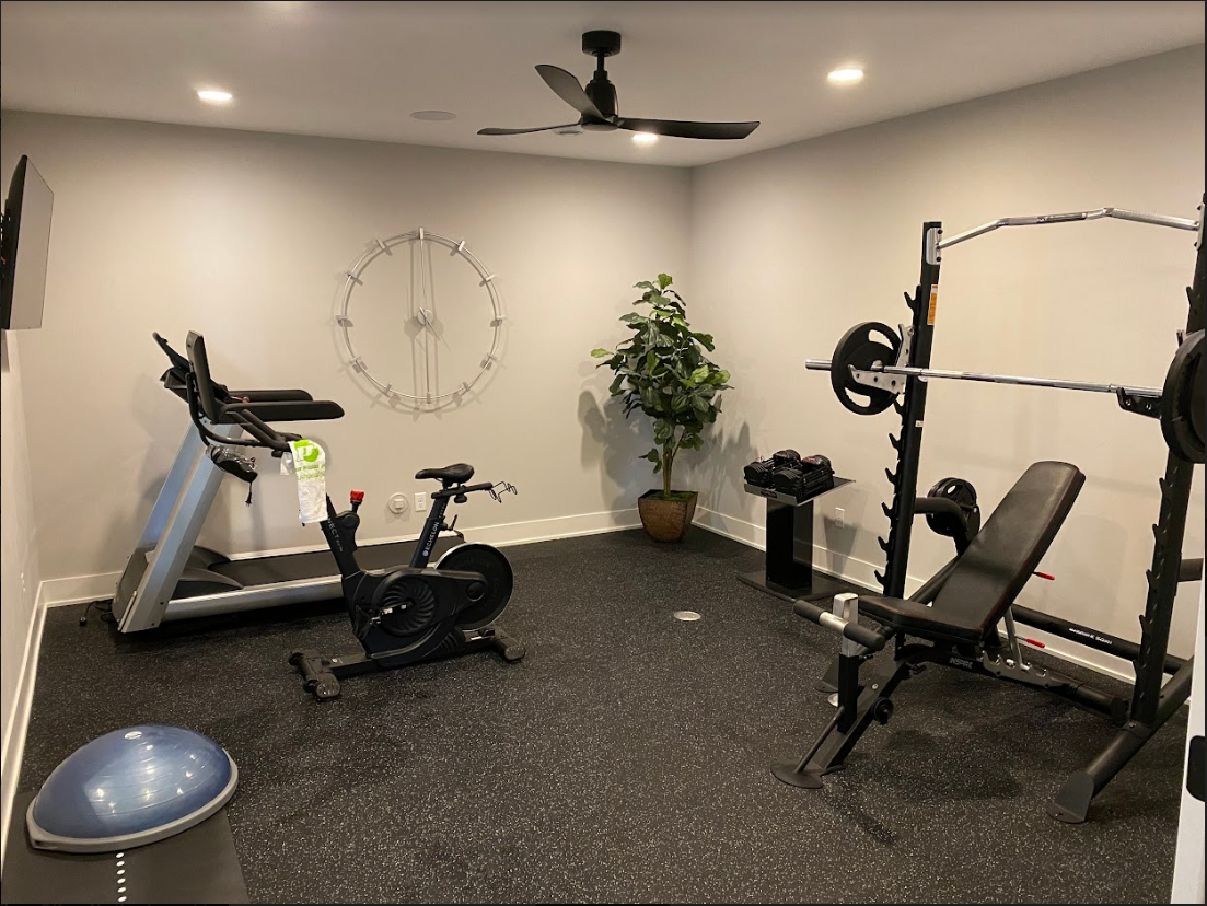 https://blog.pushpedalpull.com/hubfs/home%20gym%20with%20treadmill%20and%20half%20rack.png